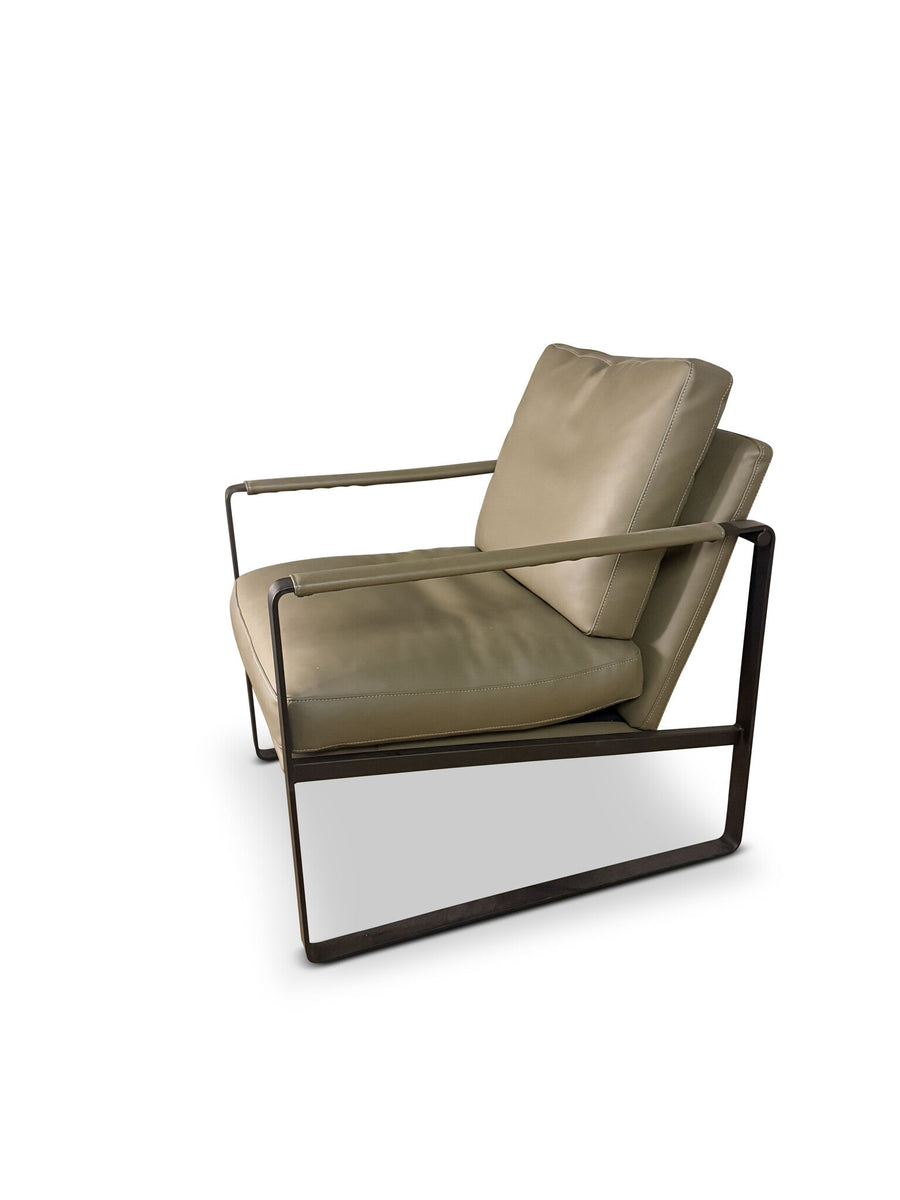 Fauteuil Mila in olijfgroen vegan leer – vrijstaand productbeeld