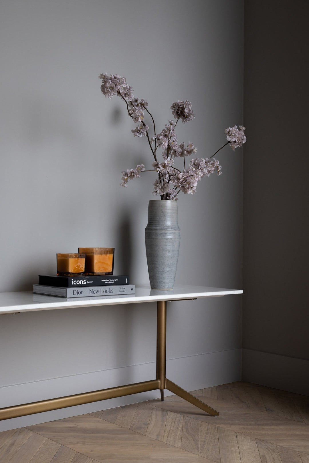 Console Luna in wit Arabesque-marmer en geborsteld champagnekleurig roestvrij staal in een interieur