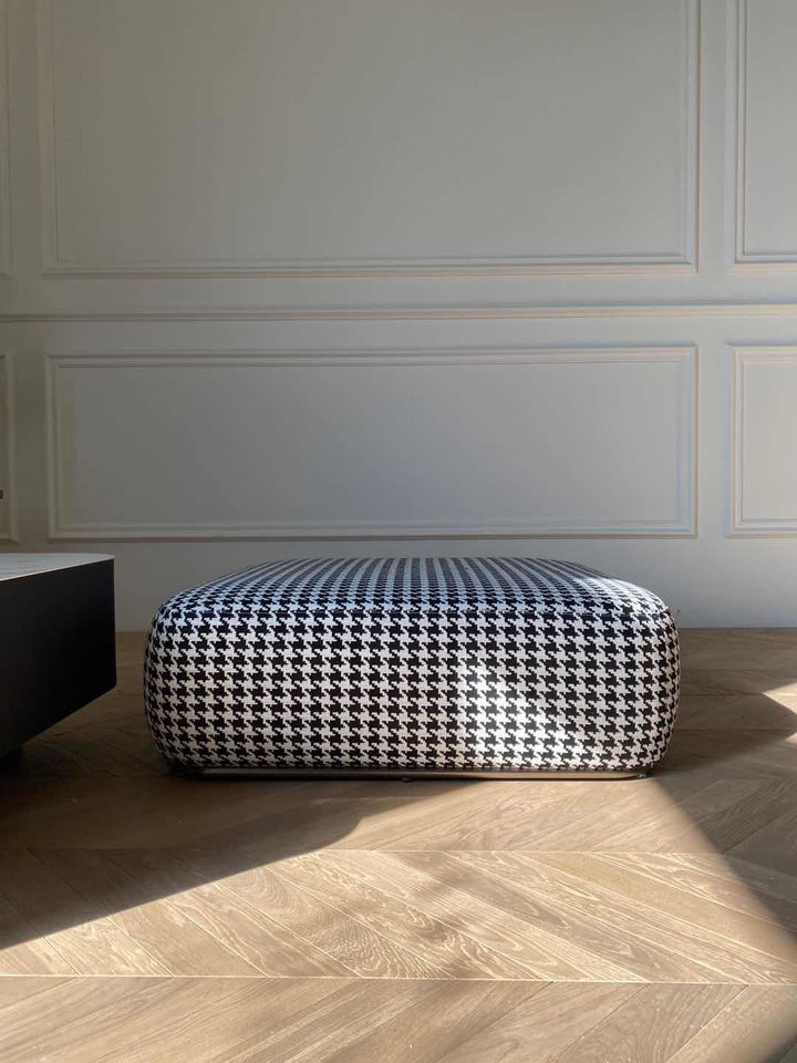 Poef Giardion in pied-de-poule-stof in een interieur
