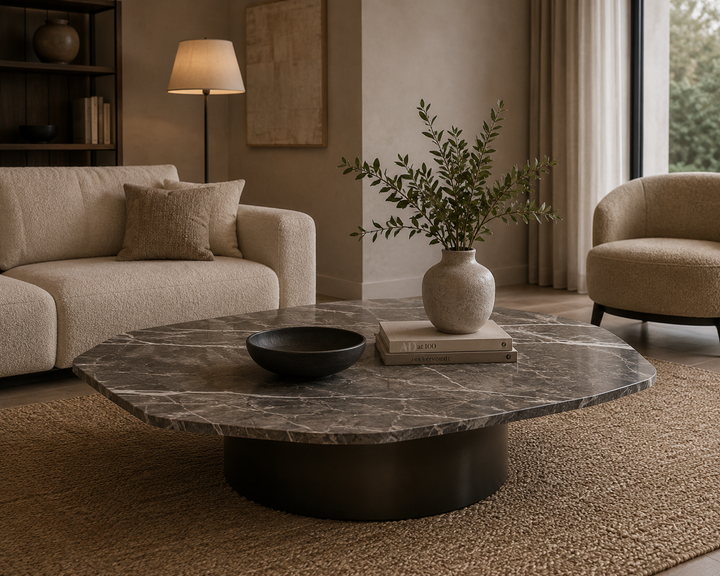 Salontafel Bari in marmer en Gun Black-roestvrij staal in een interieur