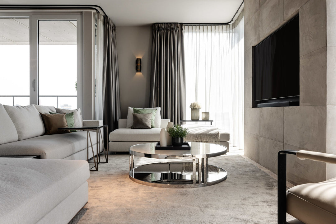 Salontafel Fabrio in wit marmer, rookglas en gepolijst metaal in een interieur