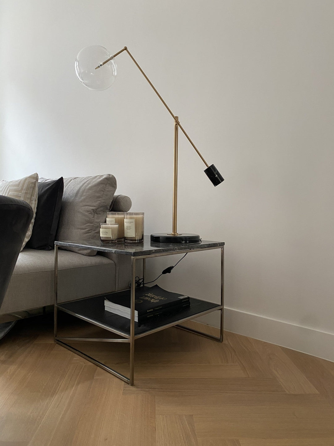 Bijzettafel Cocktail in marmer en Gun Black Armani Bronze-afwerking in een interieur