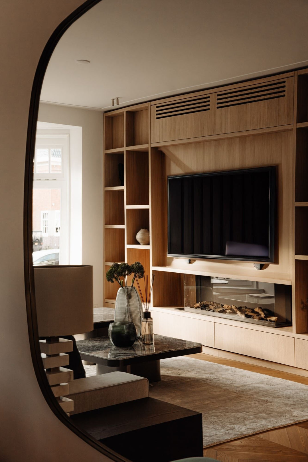 Salontafel Brunello in Calacatta-marmer en Gun Black-roestvrij staal in een interieur