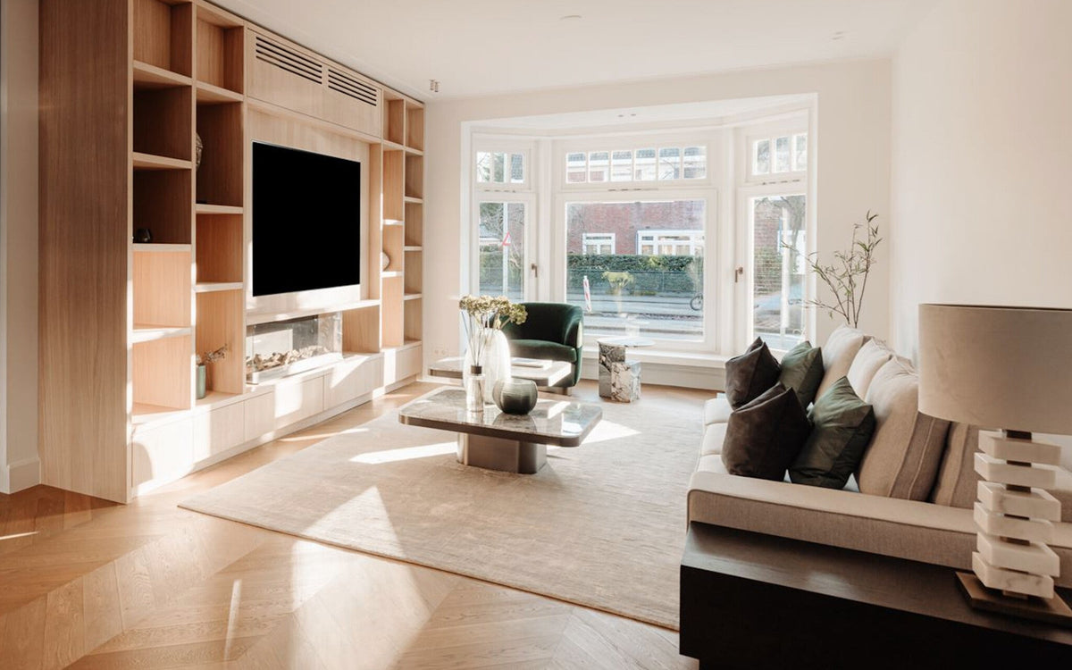 Bijzettafel Brunello in Calacatta-marmer en Gun Black-roestvrij staal in een interieur