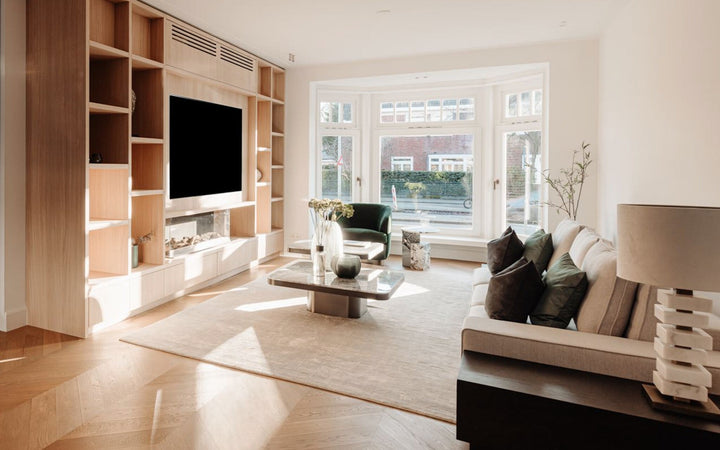 Bijzettafel Brunello in Calacatta-marmer en Gun Black-roestvrij staal in een interieur