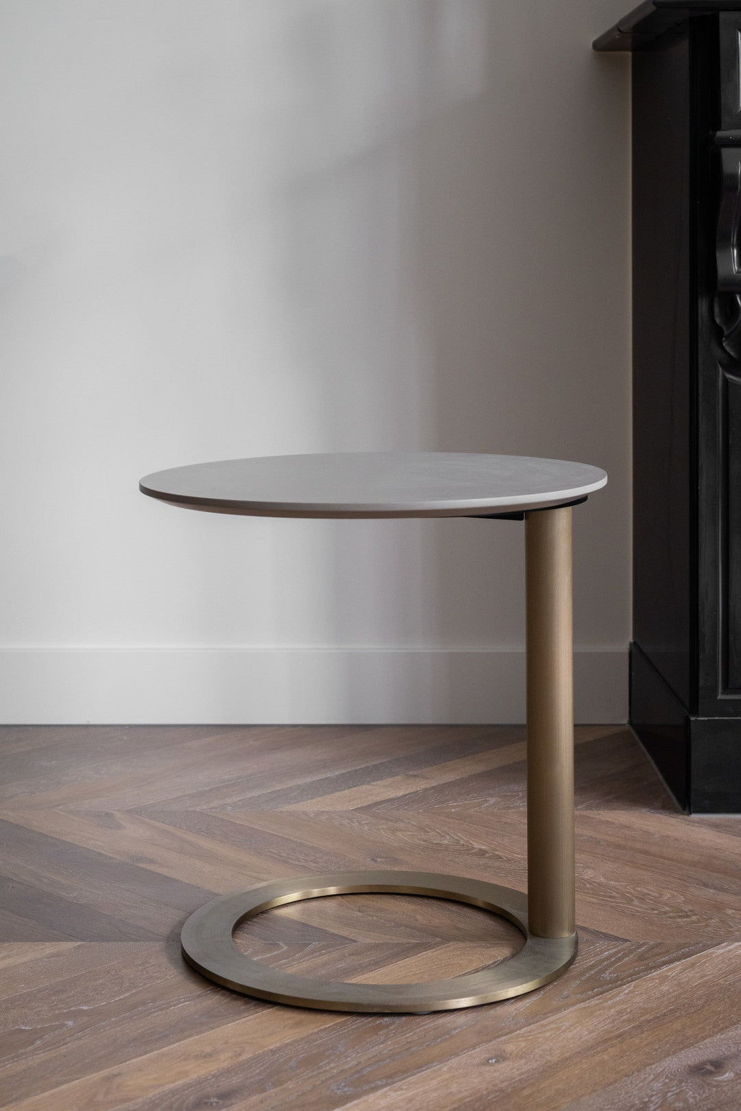 Bijzettafel Chessy in taupe champagne in een interieur