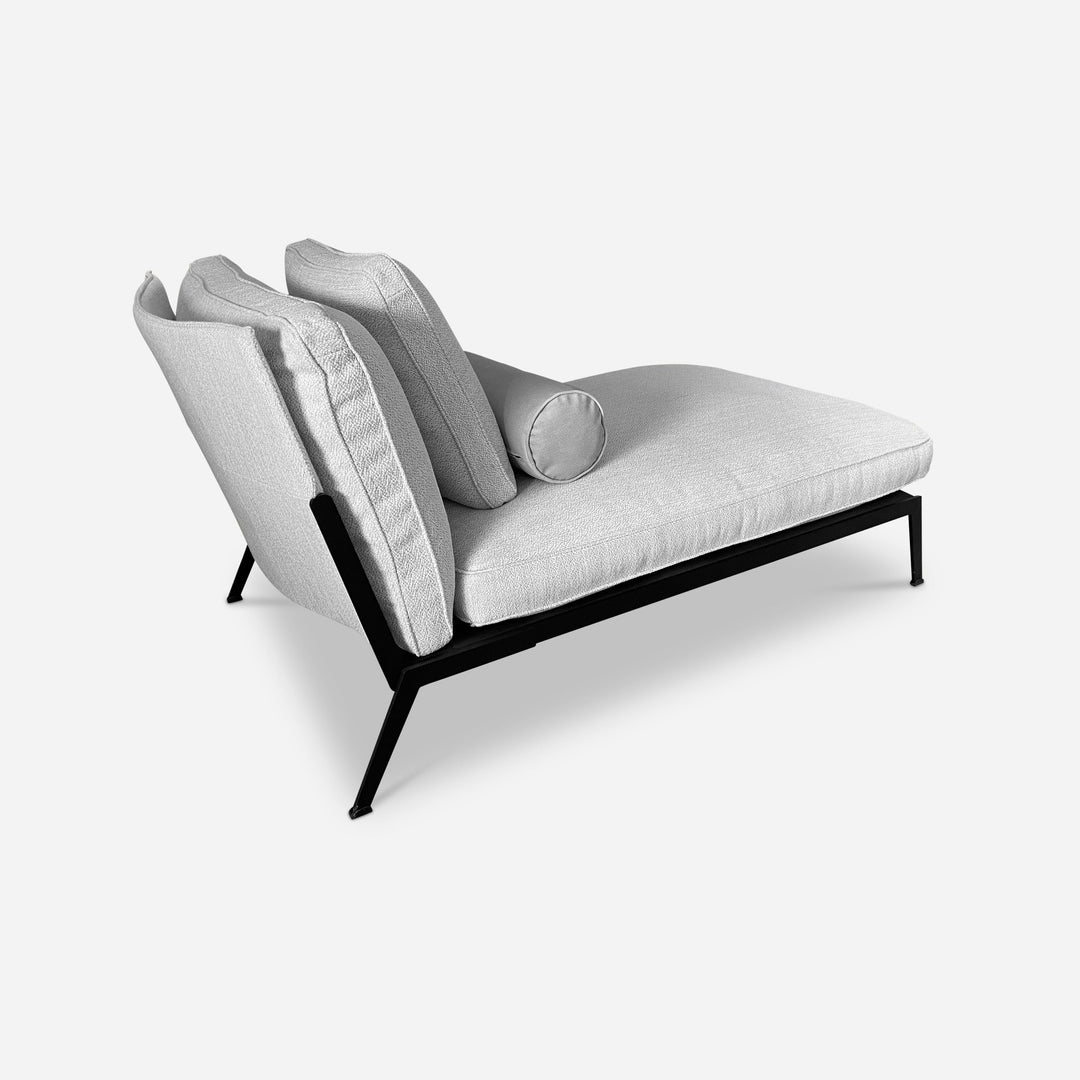 Chaise longue Franco in lichtgrijs – vrijstaand productbeeld
