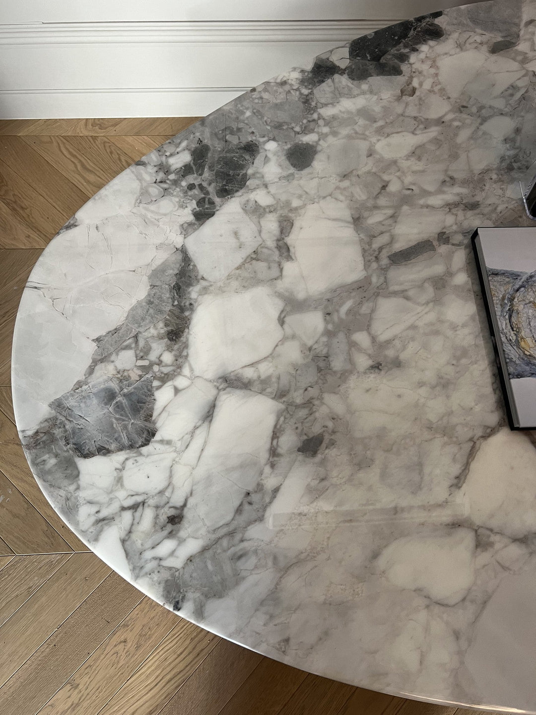 Salontafel Stefano in Oreo-marmer, vegan leer en roestvrij staal – detail