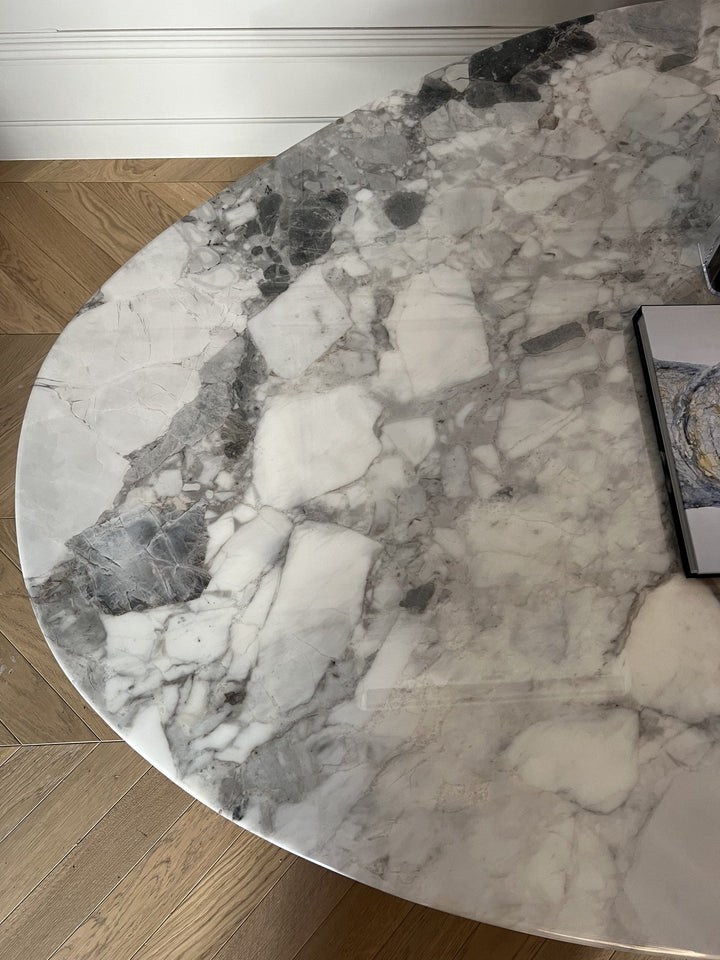 Salontafel Stefano in Oreo-marmer, vegan leer en roestvrij staal – detail