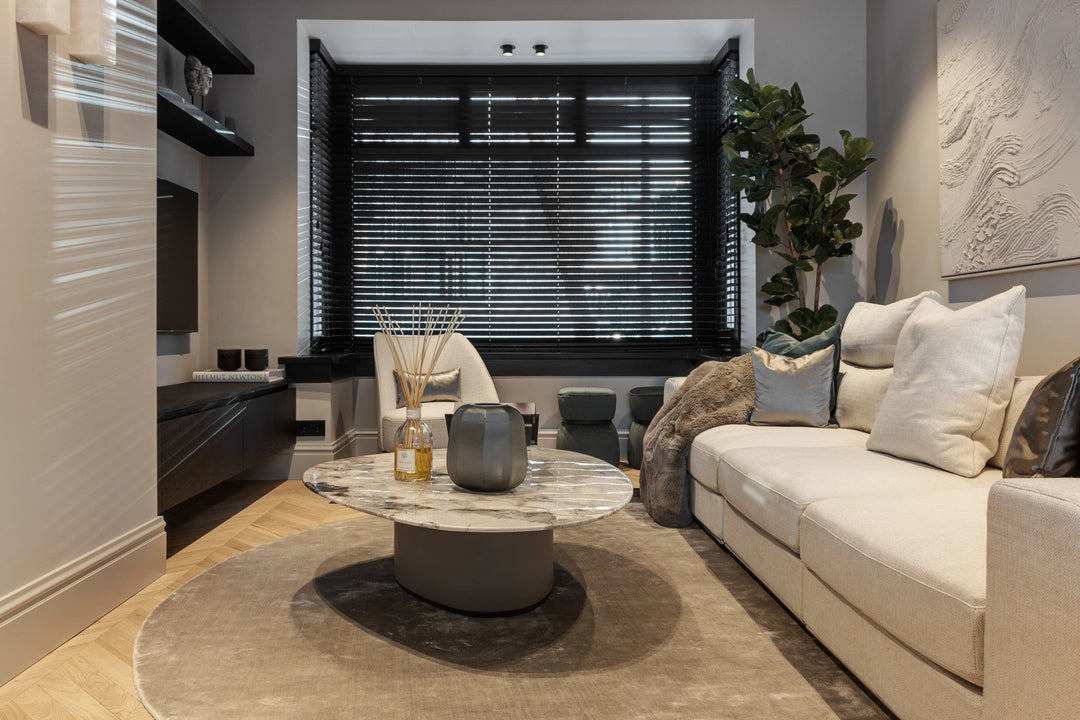Salontafel Stefano in Oreo-marmer, vegan leer en roestvrij staal in een interieur