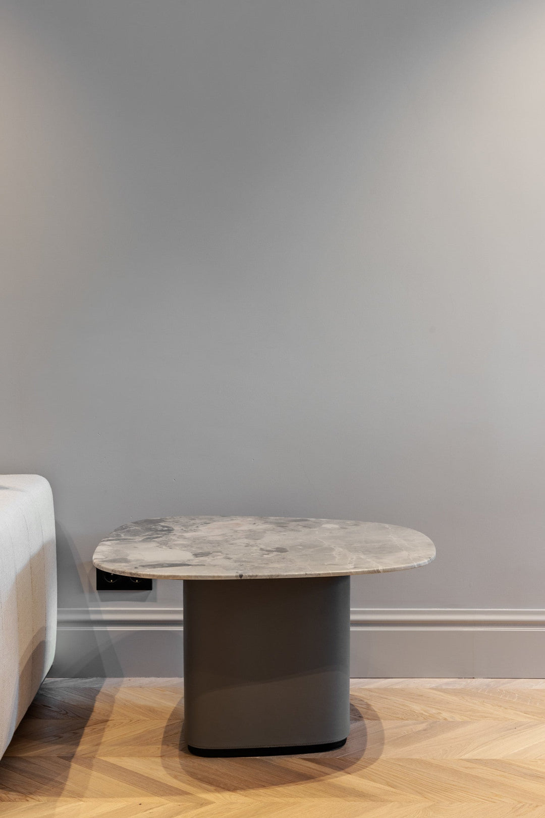 Bijzettafel Stefano in Oreo-marmer, vegan leer en roestvrij staal in een interieur