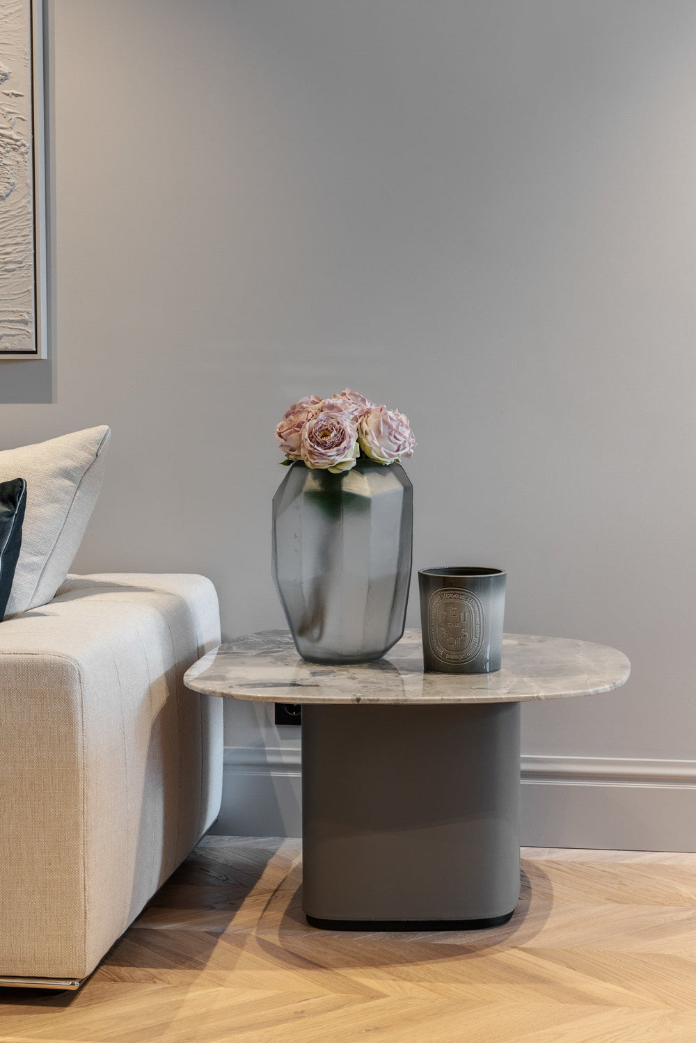 Bijzettafel Stefano in Oreo-marmer, vegan leer en roestvrij staal in een interieur