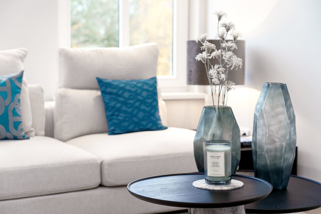Bijzettafel Sofia in Oreo-marmer en hout in een interieur