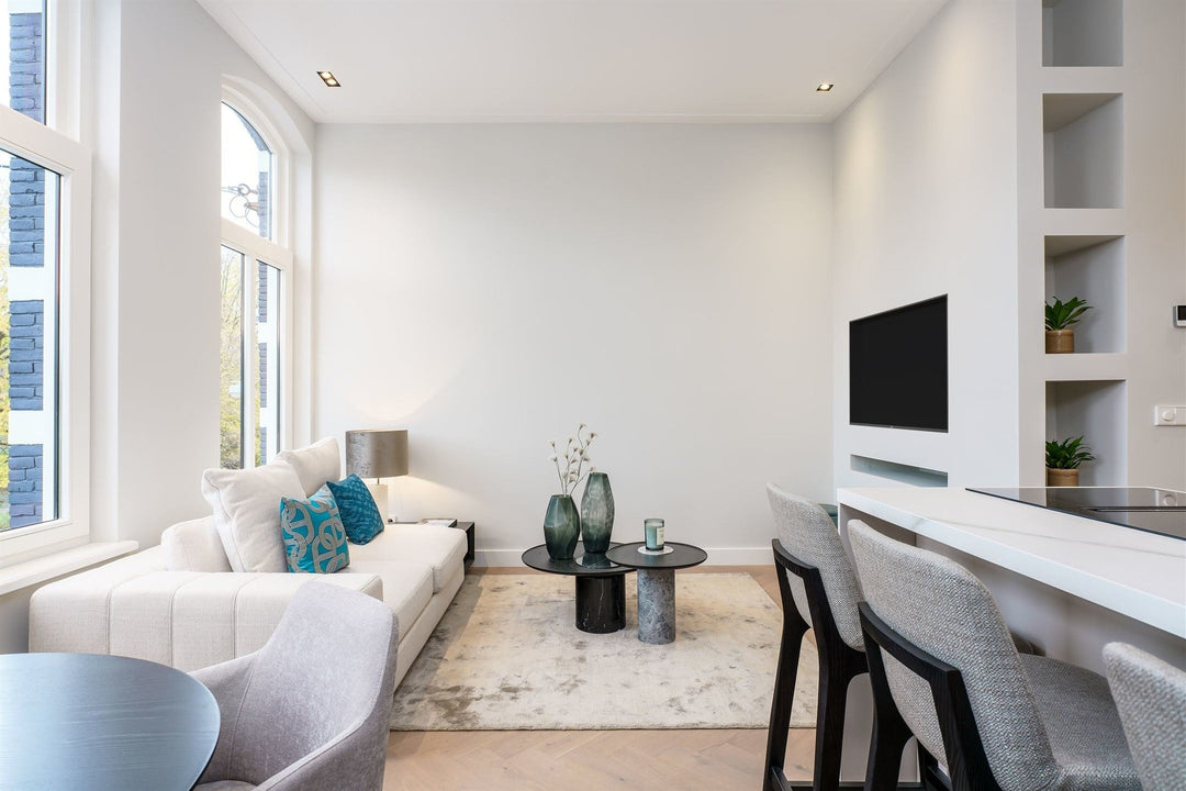 Bijzettafel Sofia in Oreo-marmer en hout in een interieur