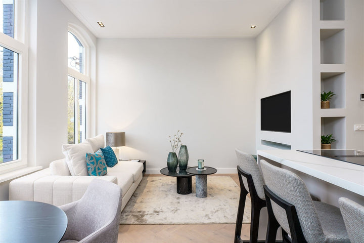 Bijzettafel Sofia in Oreo-marmer en hout in een interieur