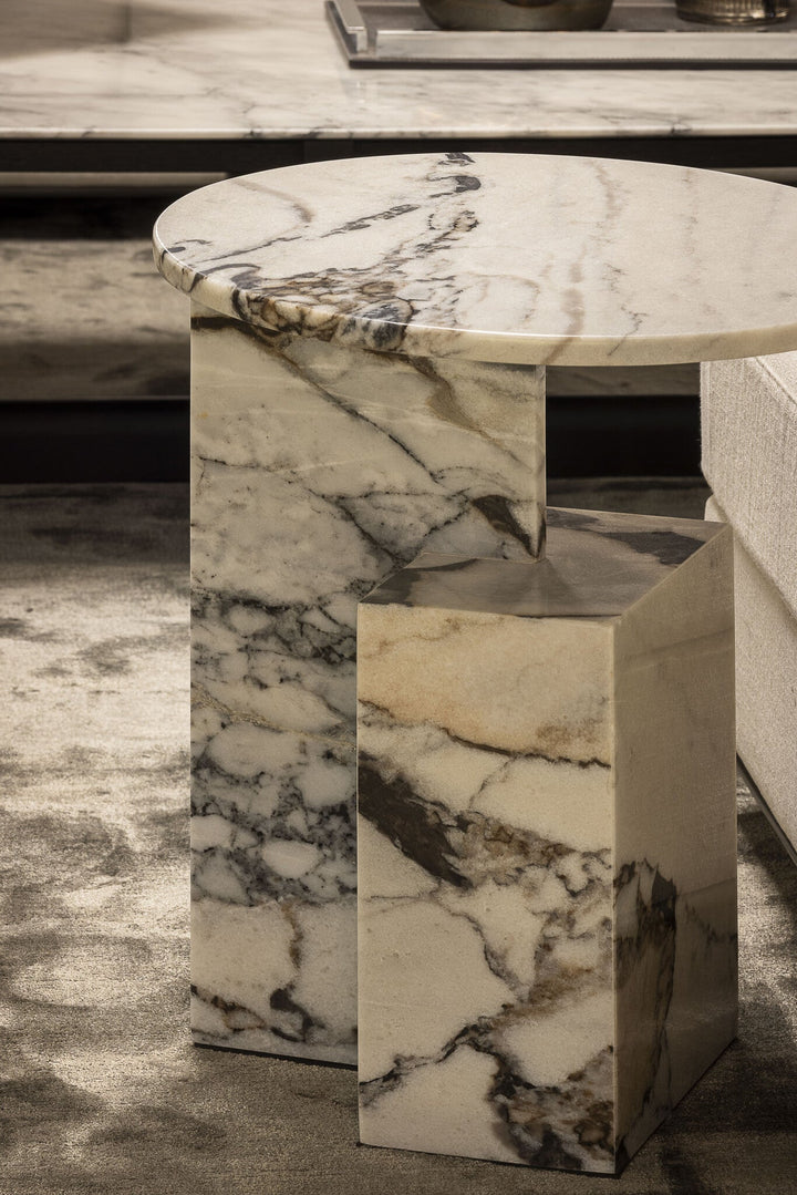 Bijzettafel Perugia in massief marmer in een interieur