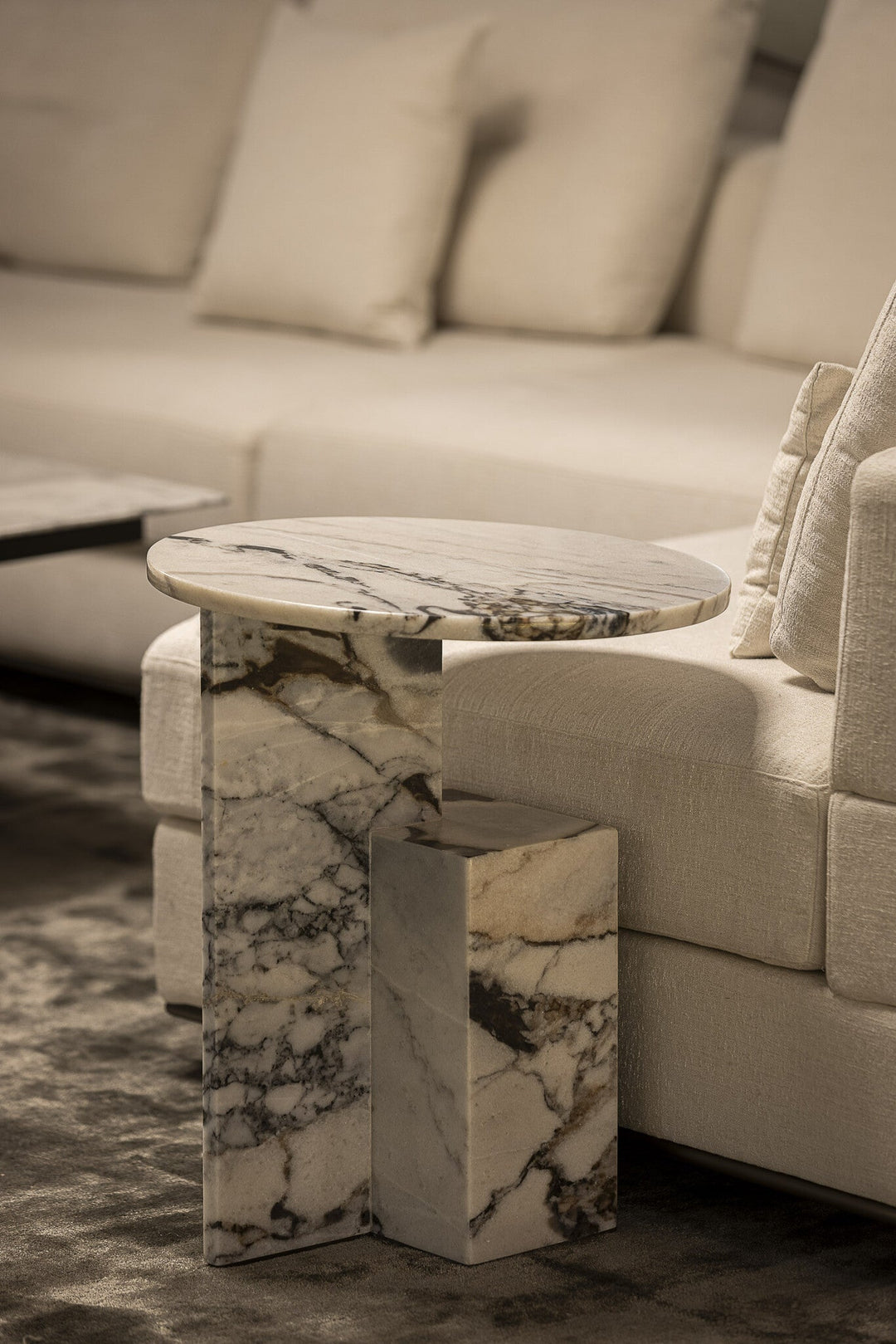 Bijzettafel Perugia in massief marmer in een interieur
