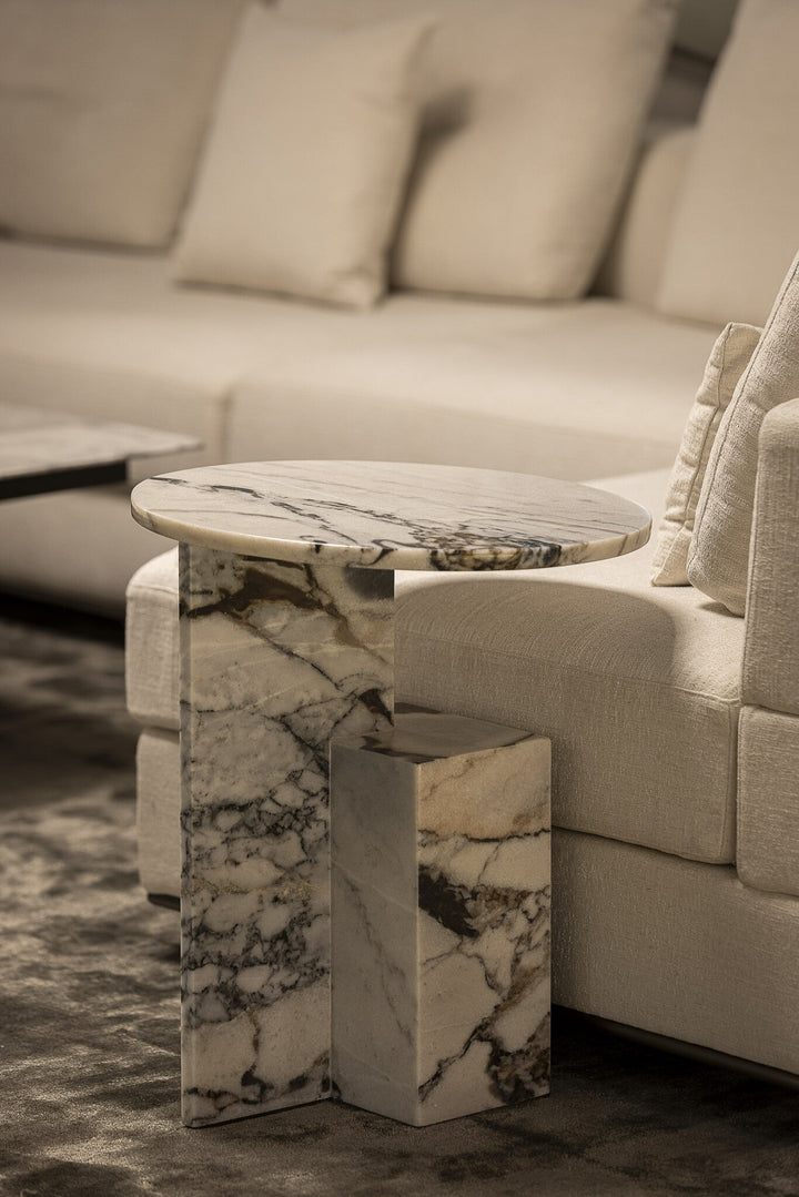 Bijzettafel Perugia in massief marmer in een interieur
