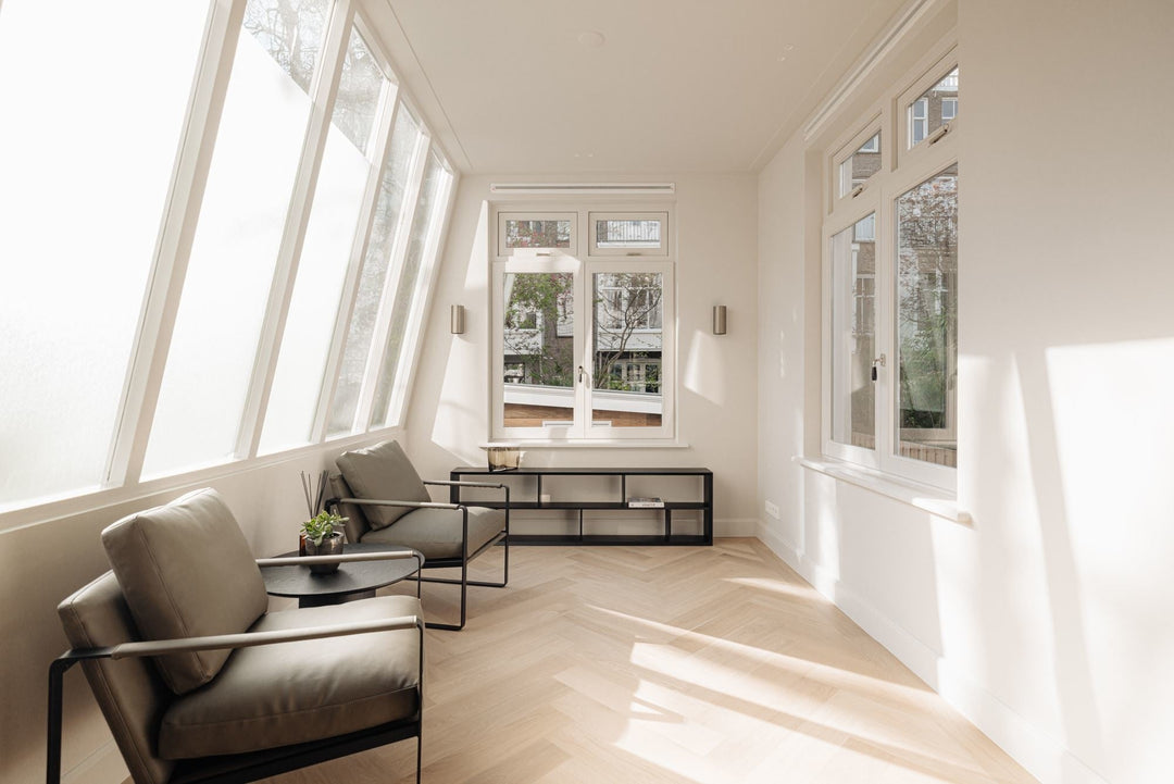 Dressoir Italia in eiken Charcoal in een interieur