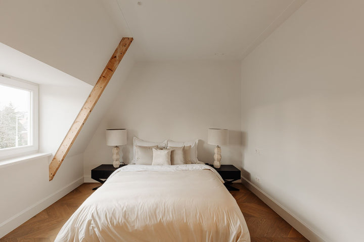 Nachtkastje Cross in Smoke Wood in een interieur