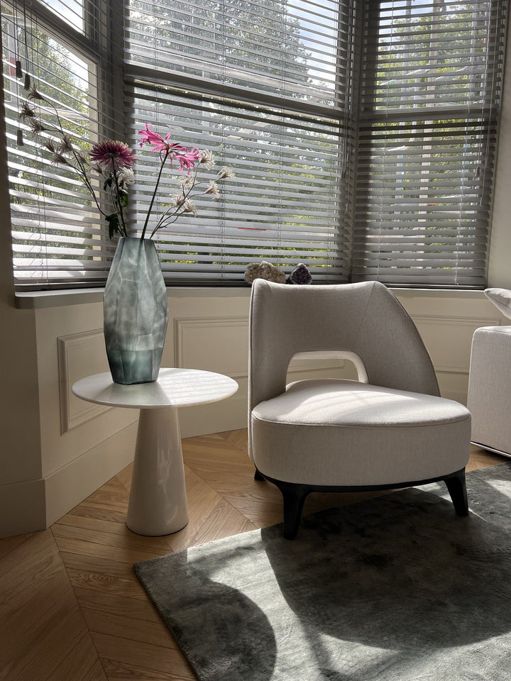 Bijzettafel Lizzo in massief wit marmer in een interieur