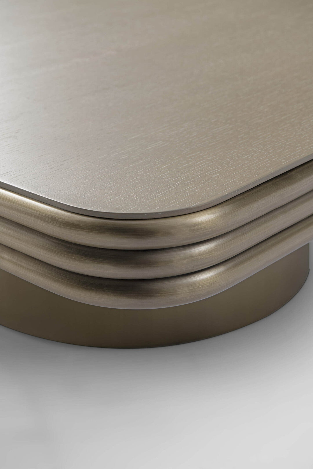 Salontafel Lazio in houtfineer en roestvrij staal met bronsafwerking – detail