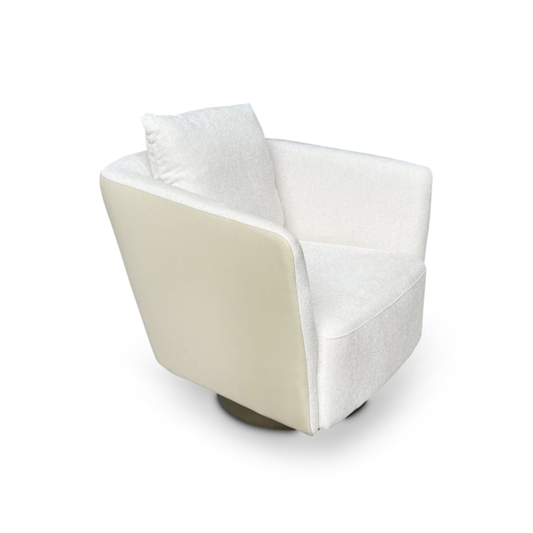 Draaifauteuil Borgia in beige leer – vrijstaand productbeeld