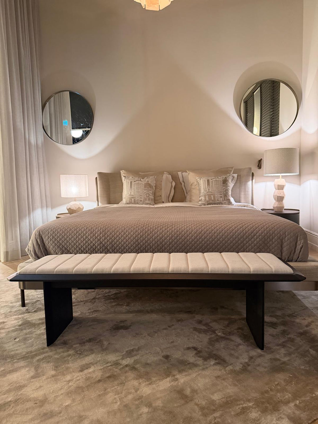 Bedframe Calabria in beige in een interieur
