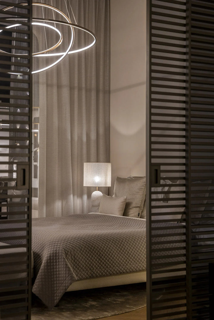 Bedframe Calabria in beige in een interieur