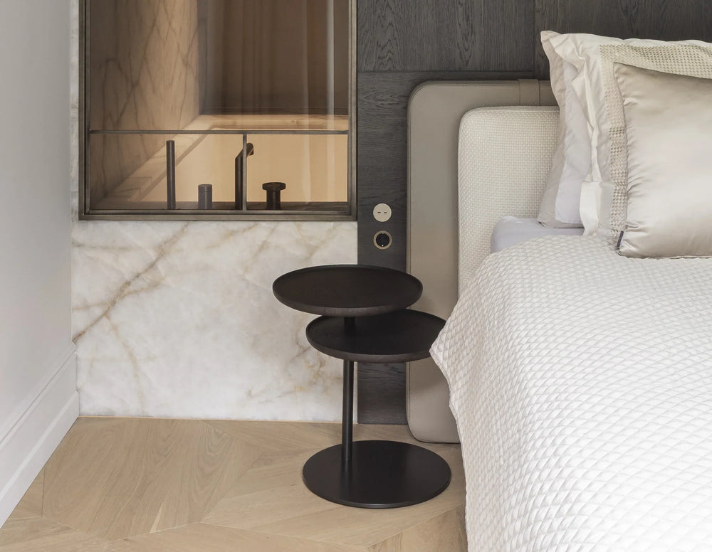 Bedframe Calabria in beige in een interieur