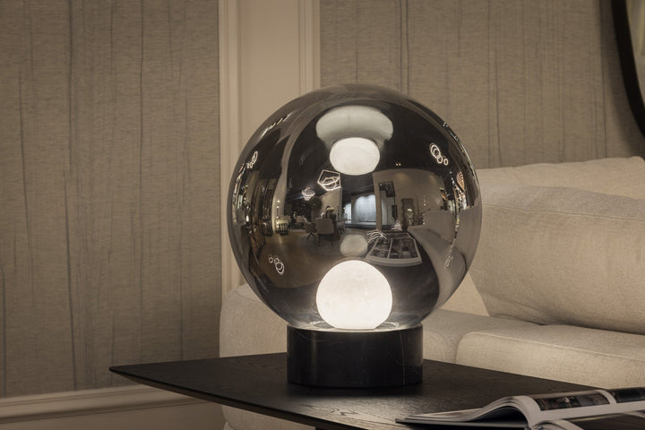Tafellamp Moonbeam in albast en rookglas in een interieur