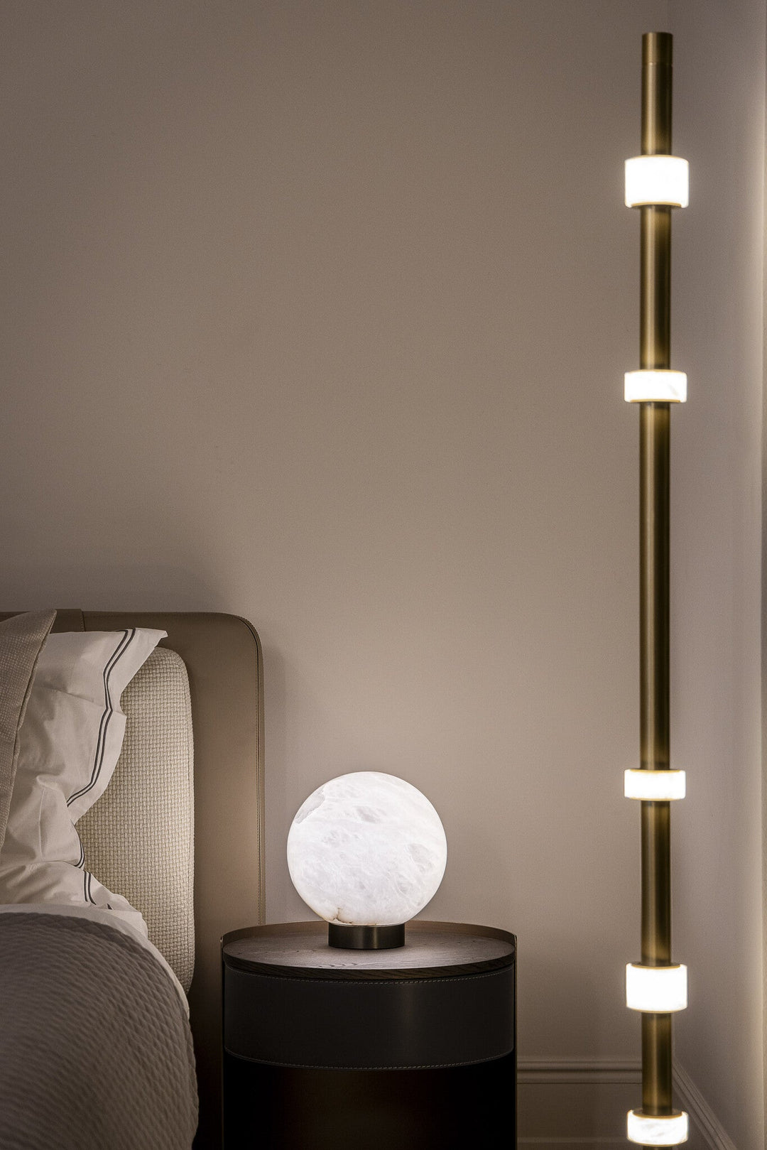 Tafellamp Trevi in albast en ijzer met bronsafwerking in een interieur