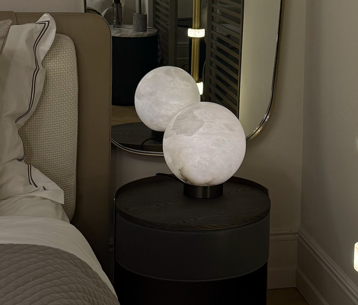 Tafellamp Trevi in albast en ijzer met bronsafwerking in een interieur