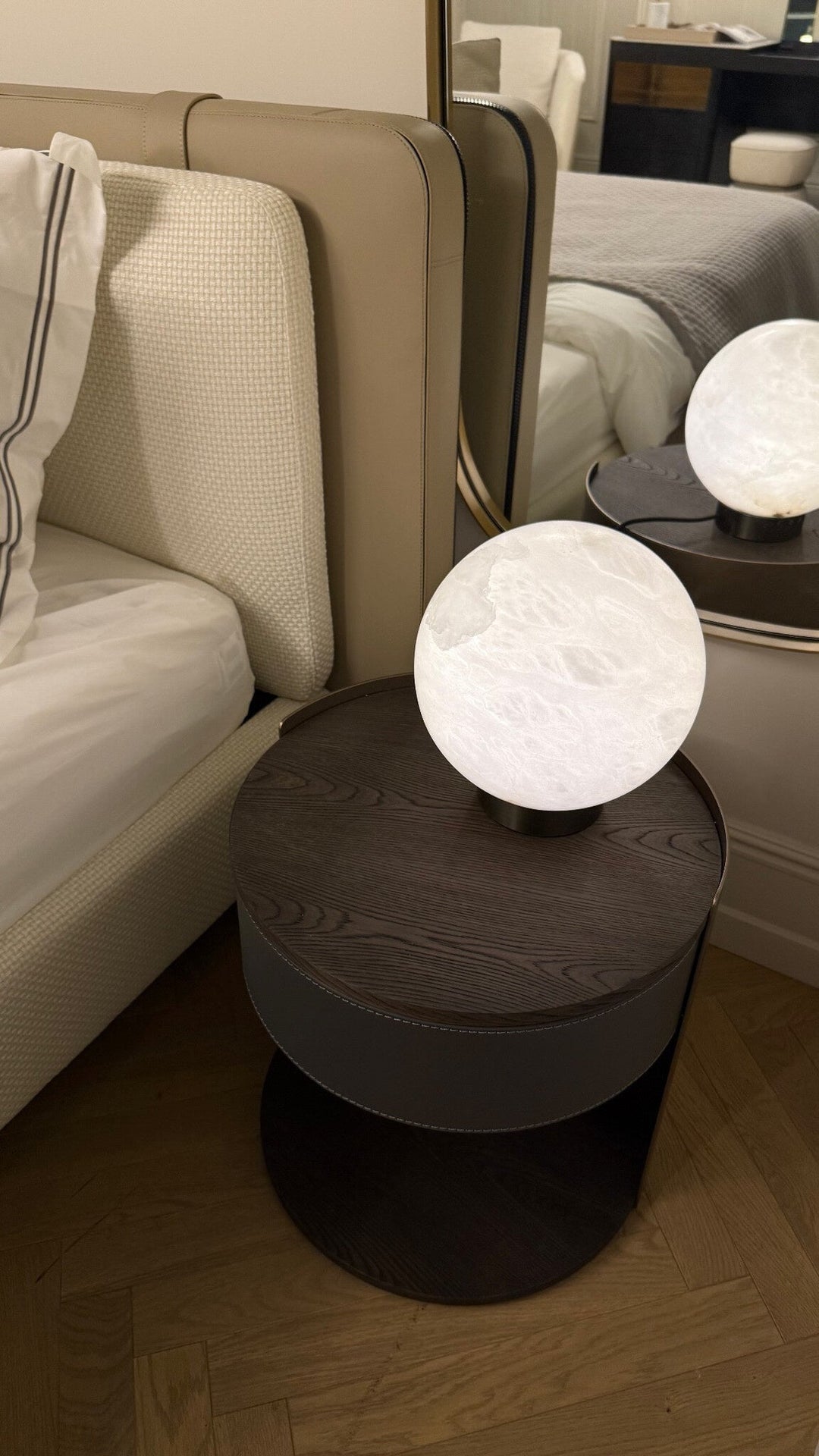Tafellamp Trevi in albast en ijzer met bronsafwerking in een interieur
