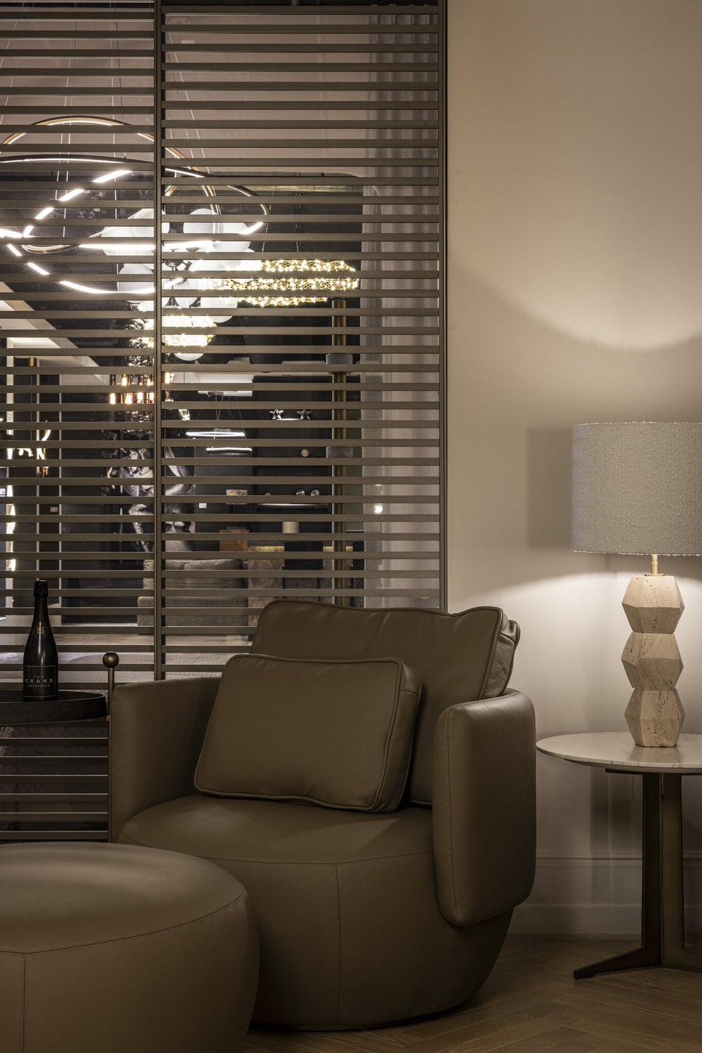 Fauteuil Dante in Caramel in een interieur