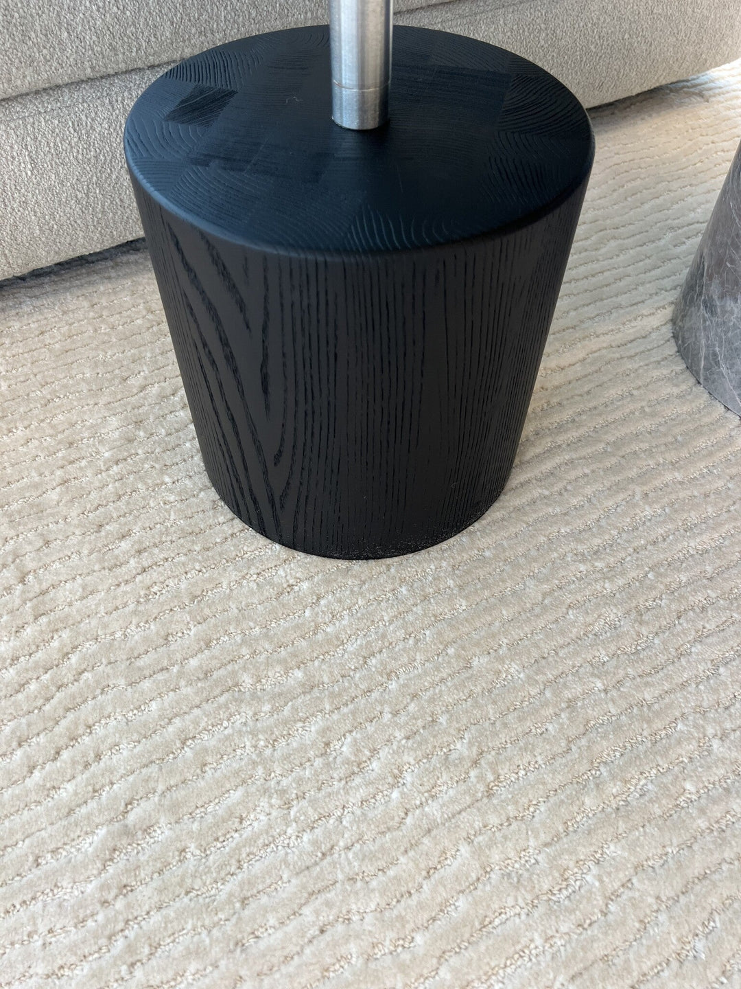 Bijzettafel Fredo in Charcoal-hout en rookglas – detail