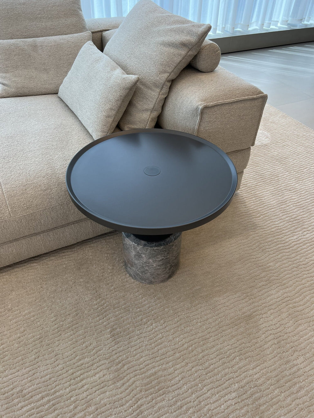 Bijzettafel Lauro in Fior di Bosco-marmer en gespoten MDF in een interieur