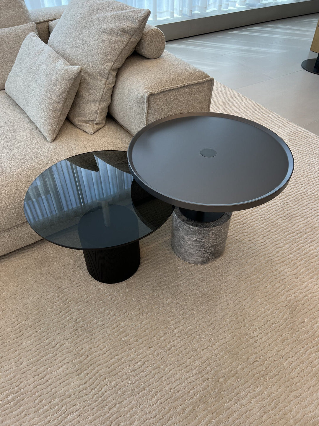 Bijzettafel Lauro in Fior di Bosco-marmer en gespoten MDF in een interieur