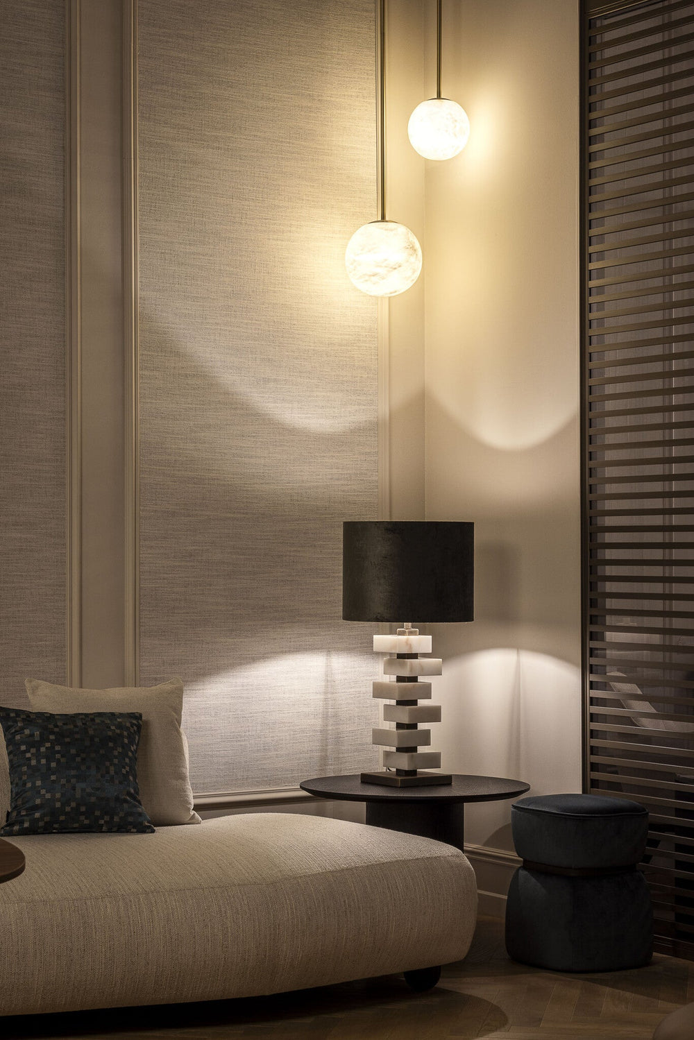 Loungebank Camille in witbeige in een interieur