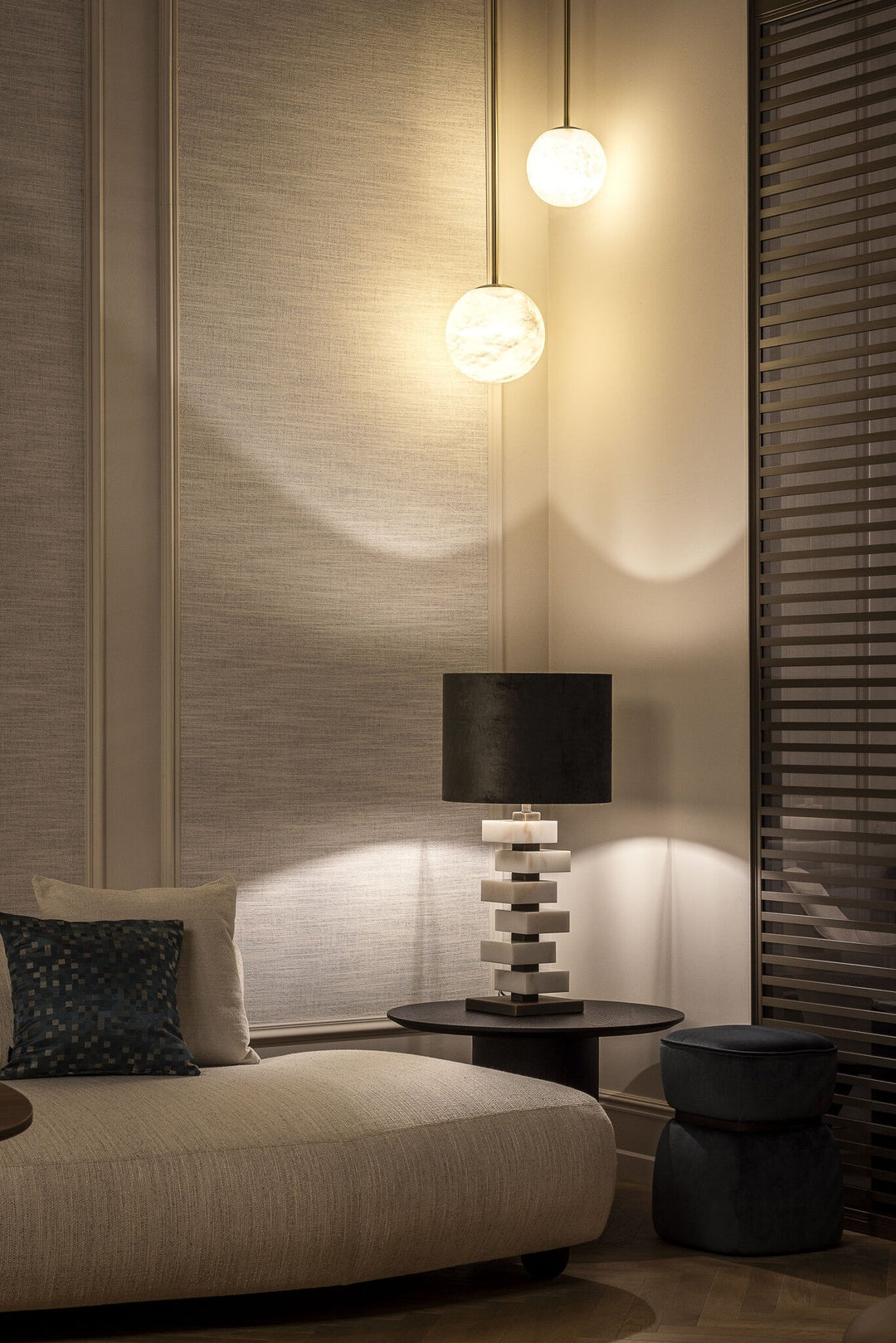 Loungebank Camille in witbeige in een interieur