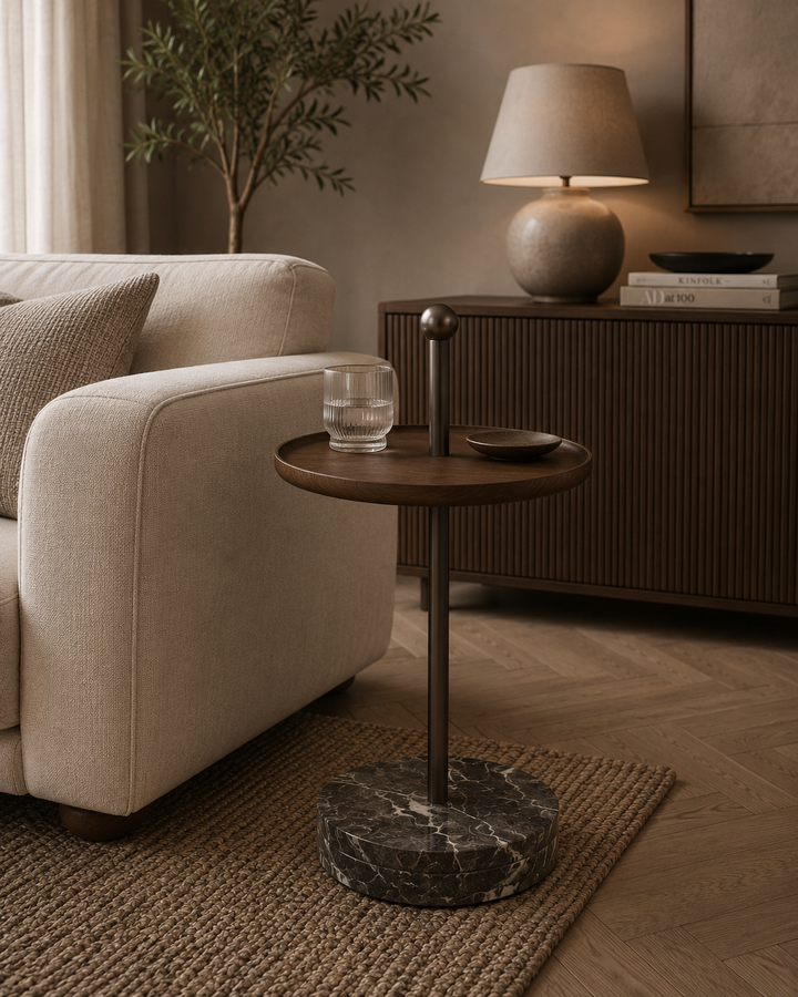 Bijzettafel Bagio in marmer bronsafwerking in een interieur