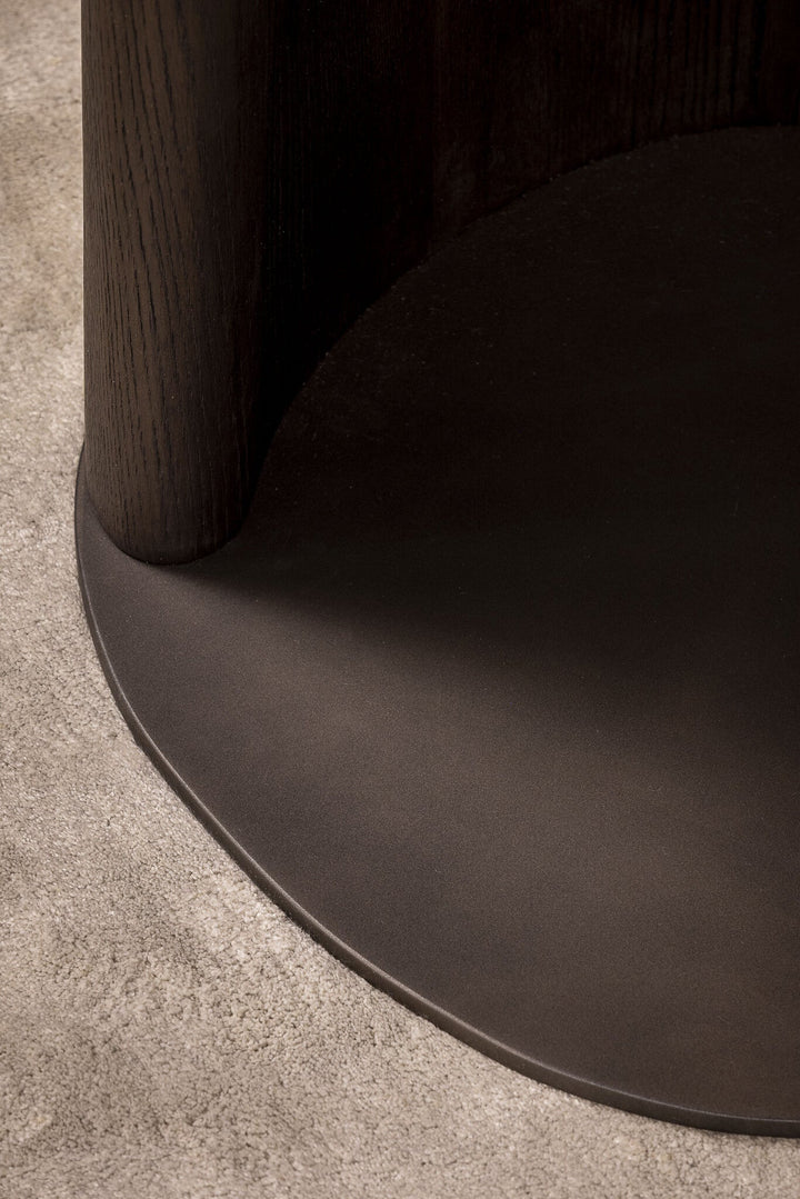 U-tafel Esmee in grijs marmer, hout en roestvrij staal met bronsafwerking – detail
