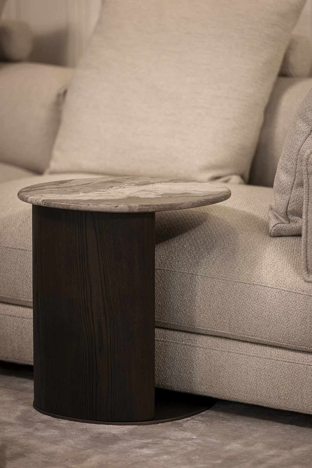 U-tafel Esmee in grijs marmer, hout en roestvrij staal met bronsafwerking in een interieur