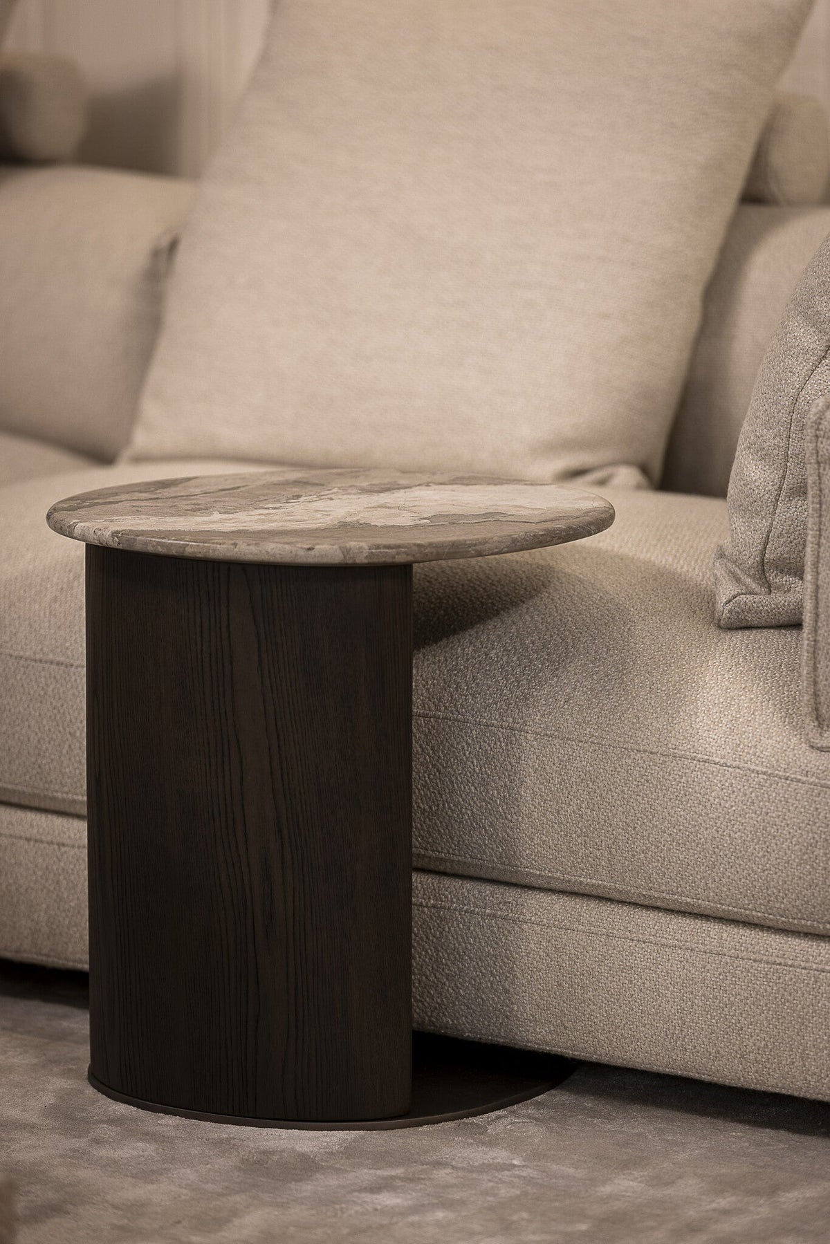 U-tafel Esmee in grijs marmer, hout en roestvrij staal met bronsafwerking in een interieur