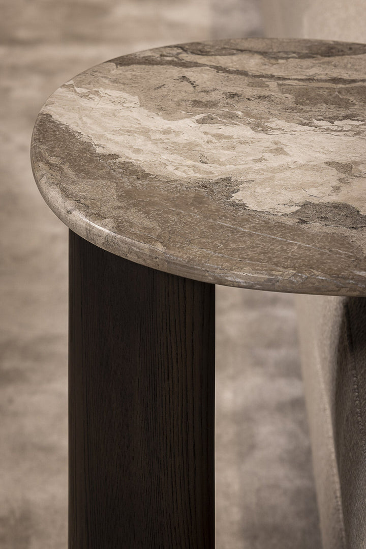 U-tafel Esmee in grijs marmer, hout en roestvrij staal met bronsafwerking – detail