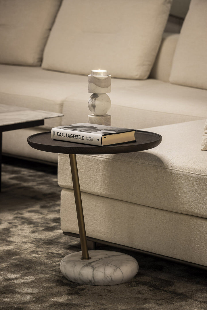 Bijzettafel Yves in marmer, hout en roestvrij staal met bronsafwerking in een interieur
