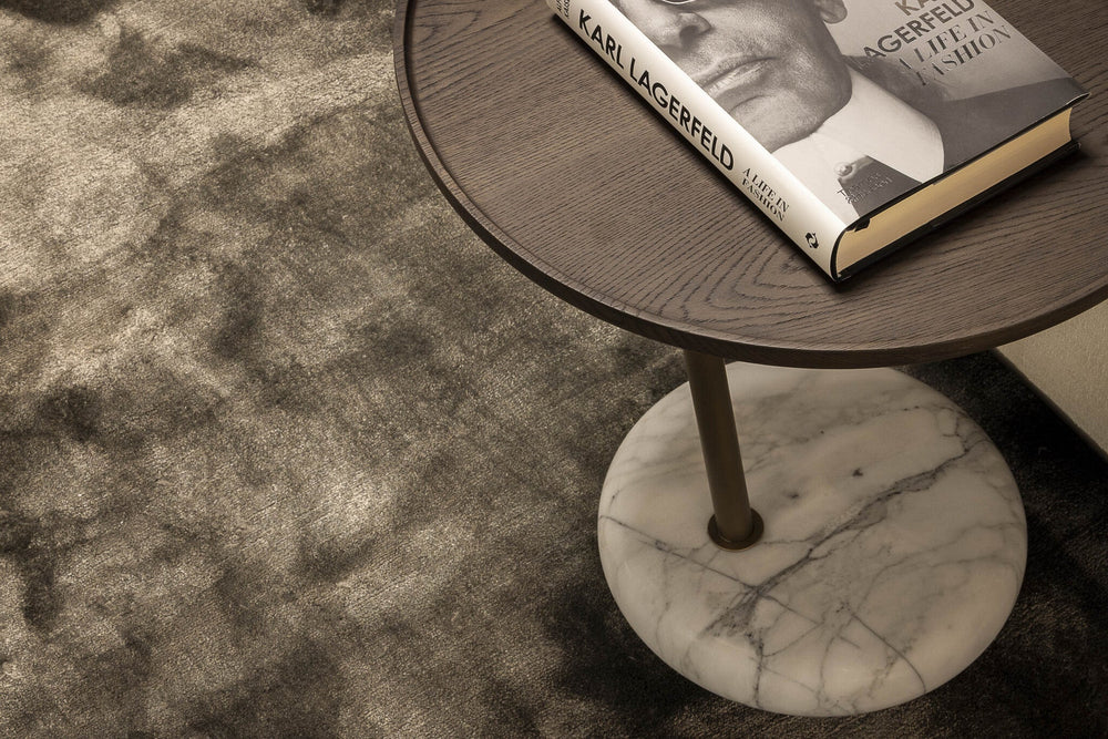 Bijzettafel Yves in marmer, hout en roestvrij staal met bronsafwerking in een interieur