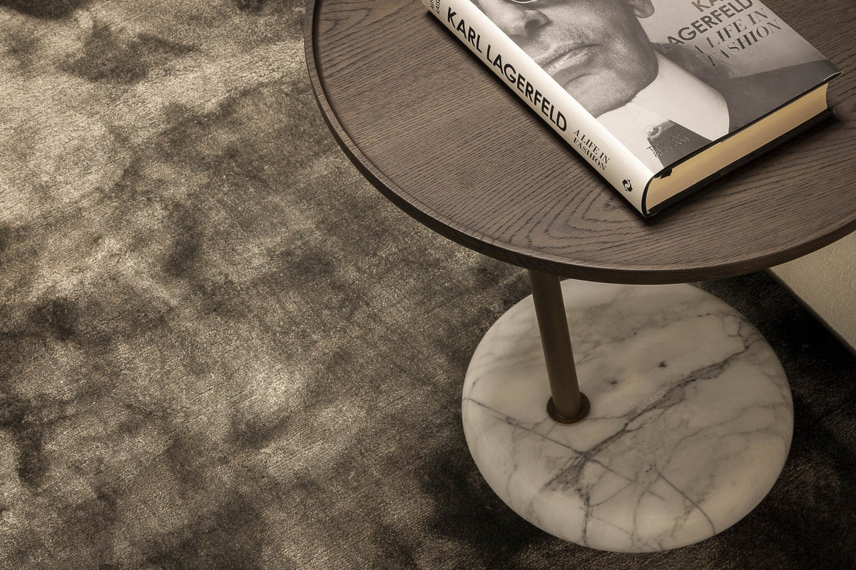 Bijzettafel Yves in marmer, hout en roestvrij staal met bronsafwerking in een interieur