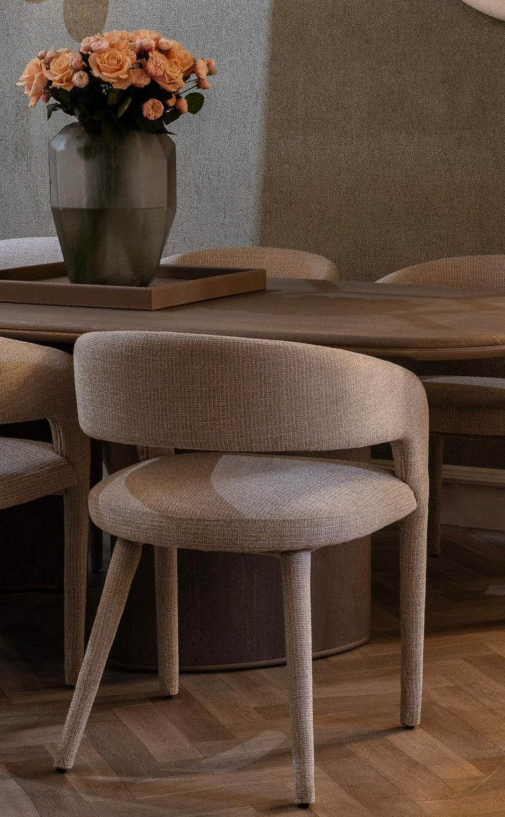 Eetkamerstoel Valeria in beige in een interieur