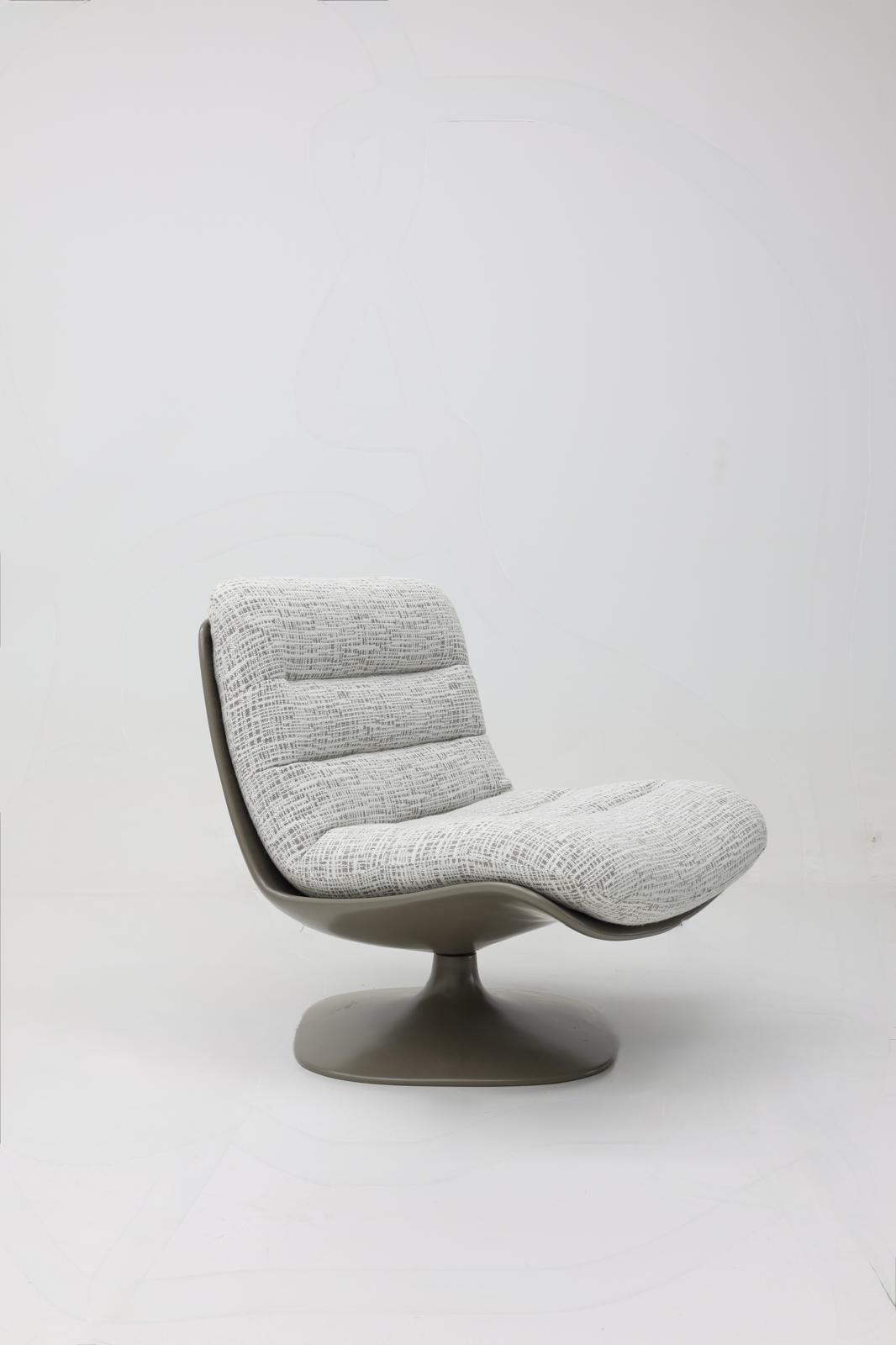 Fauteuil Alfonso in taupe – productbeeld tegen een grijze achtergrond